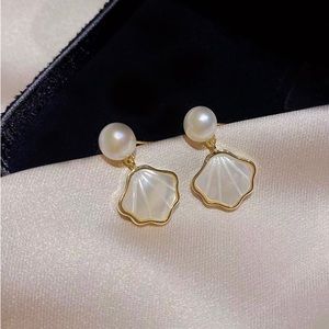 Fancy conch pearls earrings